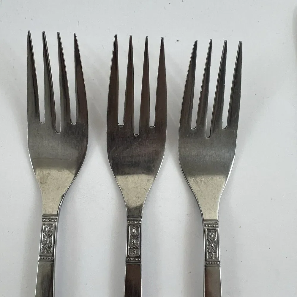 Customcraft CUS3 Fleur De Lis Stainless Flatware Set Lot 18 Forks Spoons Knives